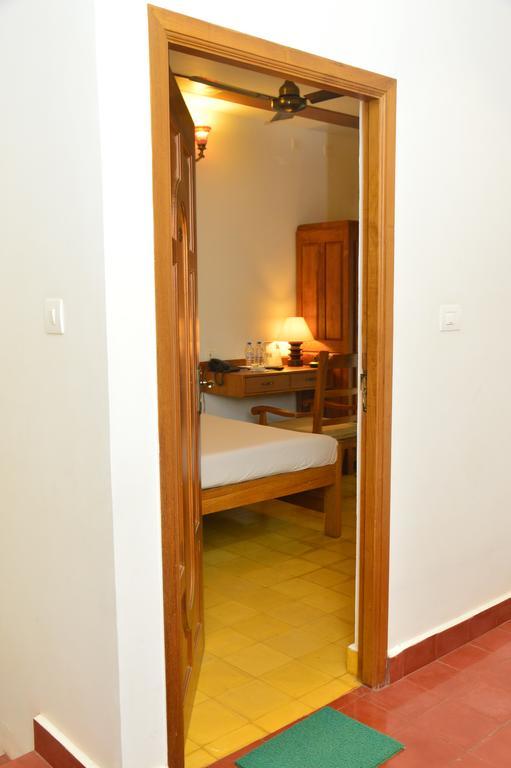 Hotel Cours Chabrol Pondicherry Exterior foto